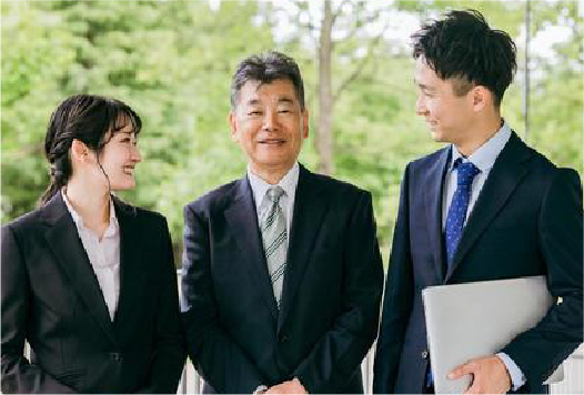 会話をする社員たち